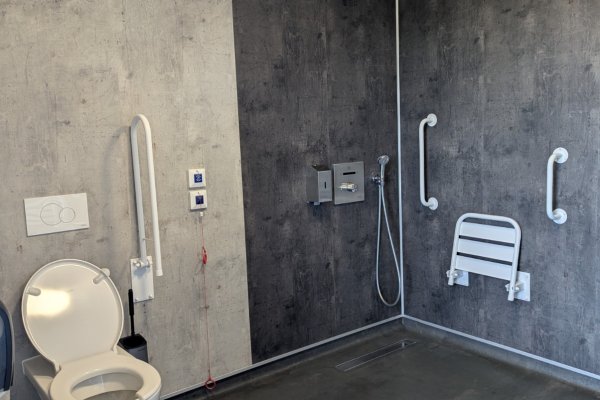 Behindertenkabine neues Sanitärgebäude Behindertenkabine neues Sanitärgebäude
