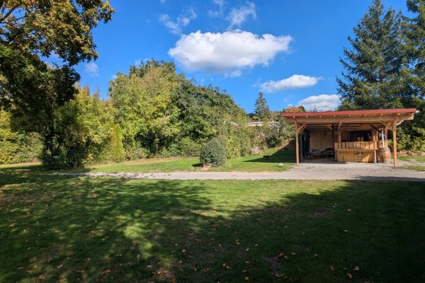 Zeltwiese mit Sommerhütte Zeltwiese mit Sommerhütte